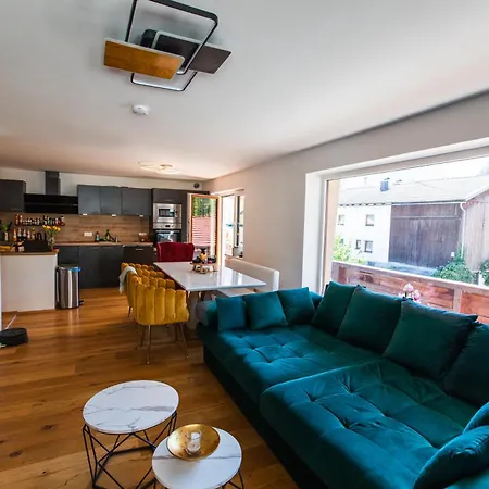 ホームステイ Gemuetliches Gaestezimmer Mit Gemeinsamer Kueche, Wohnzimmer & Balkon *