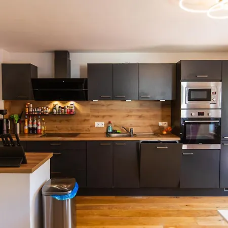 Gemuetliches Gaestezimmer Mit Gemeinsamer Kueche, Wohnzimmer & Balkon ホームステイ