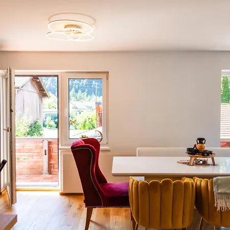 Gemuetliches Gaestezimmer Mit Gemeinsamer Kueche, Wohnzimmer & Balkon ナッセライト