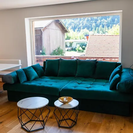 Gemuetliches Gaestezimmer Mit Gemeinsamer Kueche, Wohnzimmer & Balkon