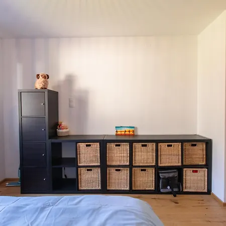 ホームステイ Gemuetliches Gaestezimmer Mit Gemeinsamer Kueche, Wohnzimmer & Balkon
