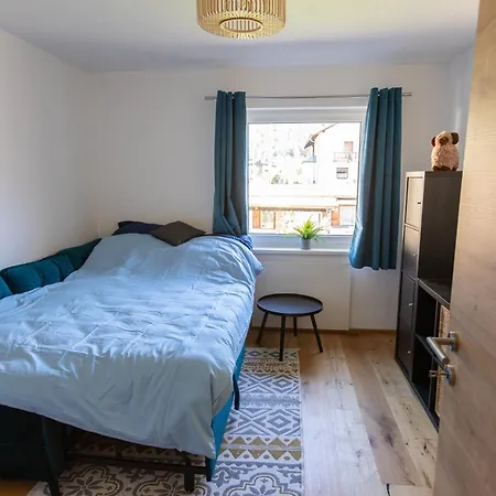Gemuetliches Gaestezimmer Mit Gemeinsamer Kueche, Wohnzimmer & Balkon