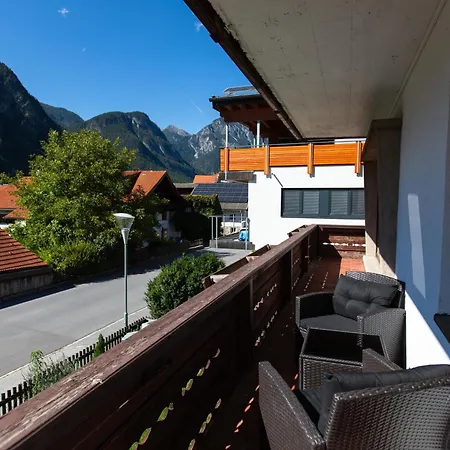 ホームステイ Gemuetliches Gaestezimmer Mit Gemeinsamer Kueche, Wohnzimmer & Balkon