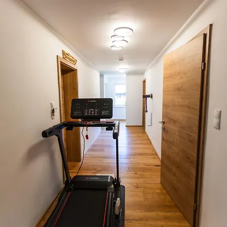 ホームステイ Gemuetliches Gaestezimmer Mit Gemeinsamer Kueche, Wohnzimmer & Balkon