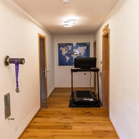 ホームステイ Gemuetliches Gaestezimmer Mit Gemeinsamer Kueche, Wohnzimmer & Balkon *