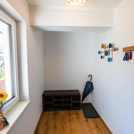 Gemuetliches Gaestezimmer Mit Gemeinsamer Kueche, Wohnzimmer & Balkon * ナッセライト