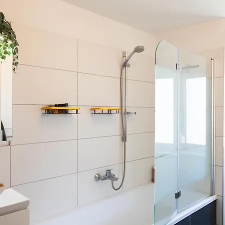 Gemuetliches Gaestezimmer Mit Gemeinsamer Kueche, Wohnzimmer & Balkon ホームステイ